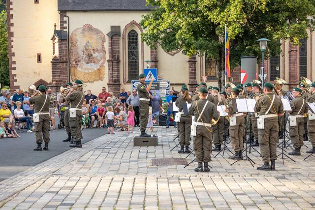 Selten sieht man so viele Menschen auf dem Dorfplatz von Kötschach. Traumhaftes Wetter, ein buntes Rahmenprogramm und die überragend spielende Militärmusik Kärnten lockten hunderte Zuseher an. Diese wurden mit einem tollen Showkonzert belohnt. | Foto: Andreas Lutche
