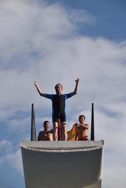 Bgm. Christian Margreiter springt vom 10-Meter-Turm.  | Foto: Kendlbacher