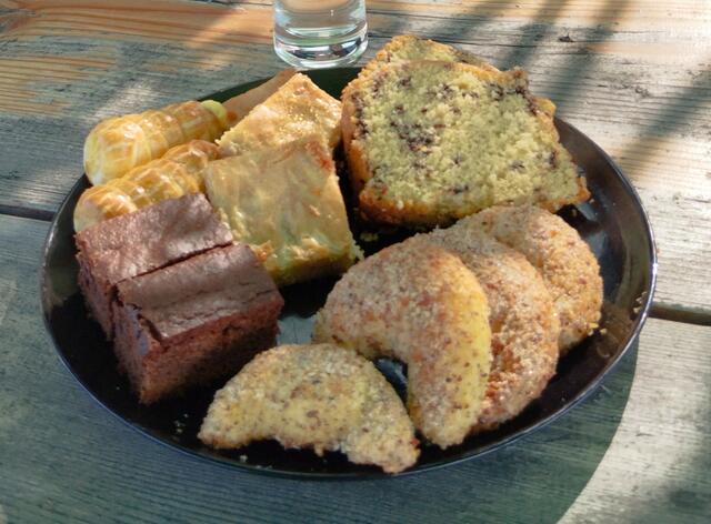 Mehlspeisangebot mit Bertas Marmeladekipferl | Foto: Veronika Frank