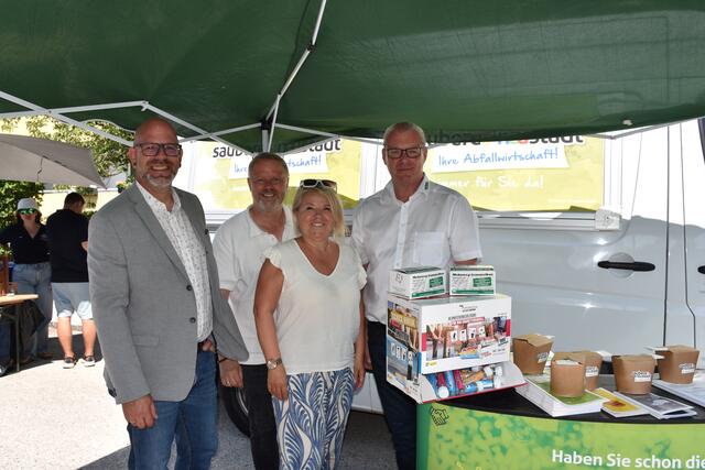 Norbert Horvath, Rainer Spenger und Sabine Bugnar (SPÖ) besuchten auch den wnsks-Stand mit Leiter Rudolf-Udo Wiesmüller. | Foto: Seidl, Zezula
