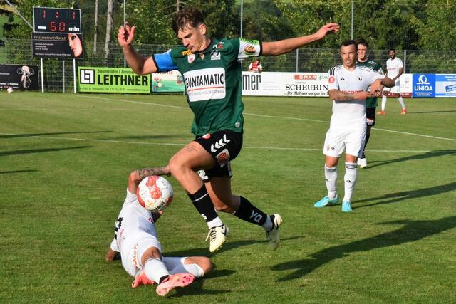 Die Spieler des SV Ried kämpften gegen Universitatea Cluj um den Sieg | Foto: Alois Braid