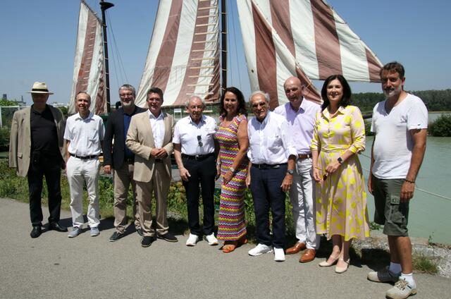 Adolf Heidrich Zivilingenieur für Schiffstechnik,  Richard Dieckmann vom Bundesdenkmalamt und 
Kapitän Horst Wächter, Bürgermeister Peter Eisenschenk, Joram Harel Vorsitzender des Stiftungsvorstandes, Gemeinderätin Eva Koloseus, Willi Stift, Bezirkshauptmann Andreas Riemer, Gerlinde Riedl vom Kunsthaus Wien und Bootsbauer Tobias van Kooij,  | Foto: Christian Nowotny