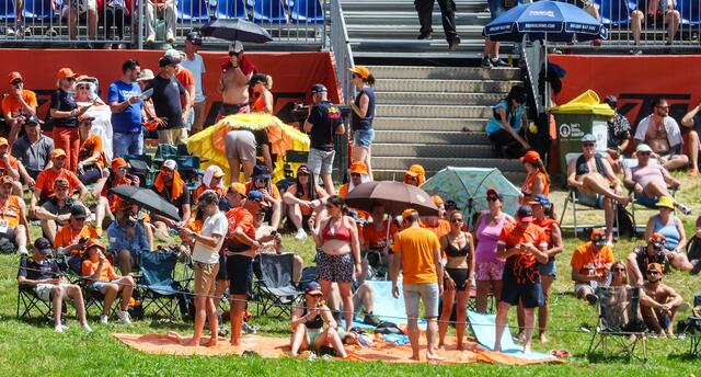 Die Fans suchen Abkühlung. | Foto: Ripu