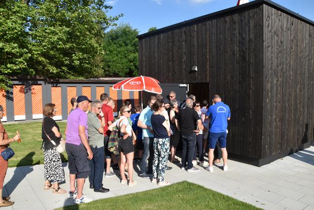 Bei der Eröffnung hatten Besucher die Möglichkeit, sich das Herzstück (Pumpanlage) des Schwimmbades aus der Nähe anzusehen. | Foto: Kendlbacher