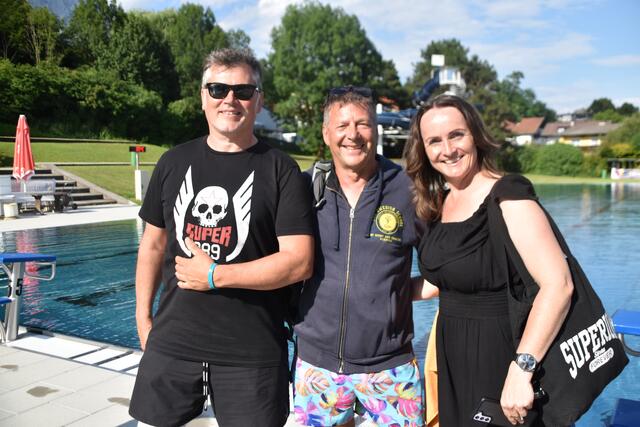 Robert Felgitscher, Rudi Zangerl und Gudrun Wurzinger sind vom Haller Freischwimmbad begeistert. | Foto: Kendlbacher