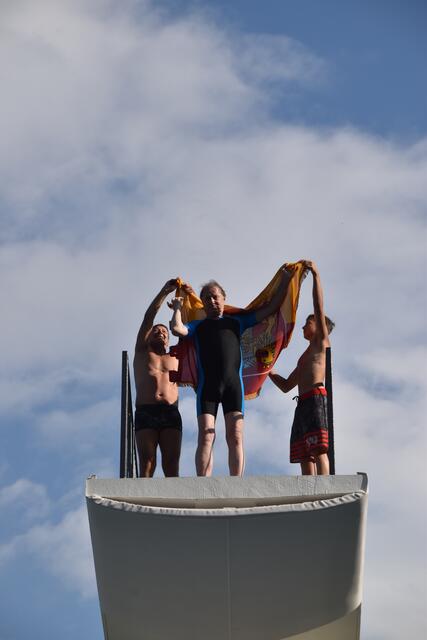 Die Haller Fahne darf beim Sprung natürlich nicht fehlen. | Foto: Kendlbacher