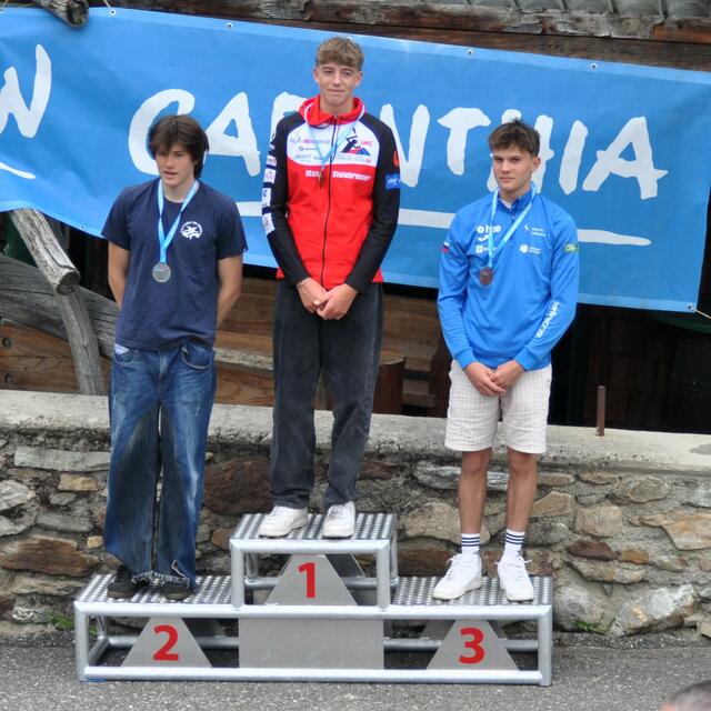 Max Steinbrenner am Siegespodest. Er erzielte in Oberkärnten auf der Möll mit Gold ein ausgezeichnetes Resultat. | Foto: Union Kanu-Club Südalpen