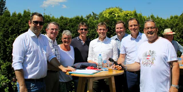 FP-Klubchef Philipp Gerstenmayer, Tourismus- und Kulturstadtrat Franz Piribauer, "Hausherrin" Anita Winkler, Gemeinderat Franz Hatvan, Stadtrat Philipp Gruber, Gemeinderat Christian Filipp, Bezirkshauptmann Markus Sauer und Kleingärtner- NÖ-Süd-Obmann Hannes Winkler. | Foto: Seidl, Zezula