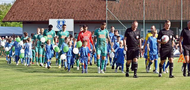 Einzug der beiden Mannschaften mit insgesamt 250 Jahren Tradition | Foto: Navratil Thomas