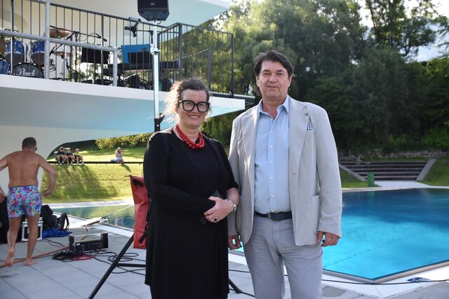 Stadträtin Barbara Schramm-Skoficz und Bgm. Manfred Schafferer (Absam) ließen sich die Eröffnung des Haller Freischwimmbades nicht entgehen. | Foto: Kendlbacher