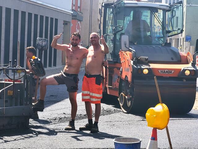 36° im Schatten, 200° Asphalttemperatur auf der Sparkassenkreuzung: Diesen Knochenjob in bester Qualität und gut gelaunt abzuarbeiten, nötigt Respekt ab.  | Foto: Eckhart Herbe