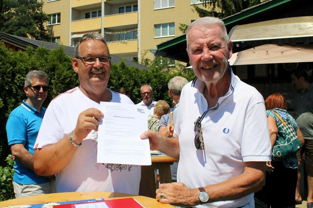 Da schauts her! Kleingarten-Obmann Hannes Winkler und Bürgermeister Klaus Schneeberger mit dem Kontrakt für weitere 15 Jahre garantierte Kleingarten-Pacht. | Foto: Seidl, Zezula