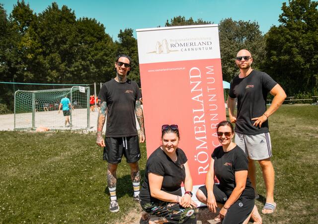 Die Veranstalter des Beach Soccer Tunier / Römerland Carnuntum Jugend
Grisu Schmaus, Matthias Steinbauer, Mimi Siebert und Susi Wittmann | Foto: Harald Walzer