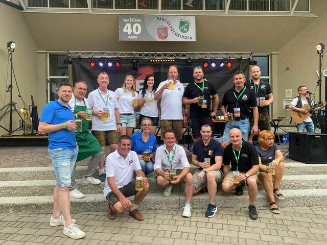 Das Fest-Komitee gemeinsam beim Bieranstich zur Eröffnung am Samstag. | Foto: Fest der Vereine