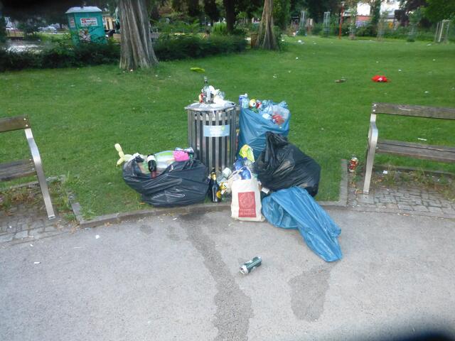 Einer von vielen übervollen Mistkübeln.
Wervolle Rostoffe wie Glas, Aluminium und div. Plastiksorten werden als Restmüll entsorgt.
