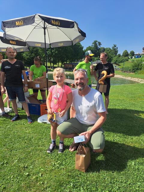 Die jüngste Teilnehmerin, Rosa Maierhofer und der älteste Teilnehmer  Edgar Wassner  - in Fischbach ist für alt und jung Sport mit Spaß garantiert 