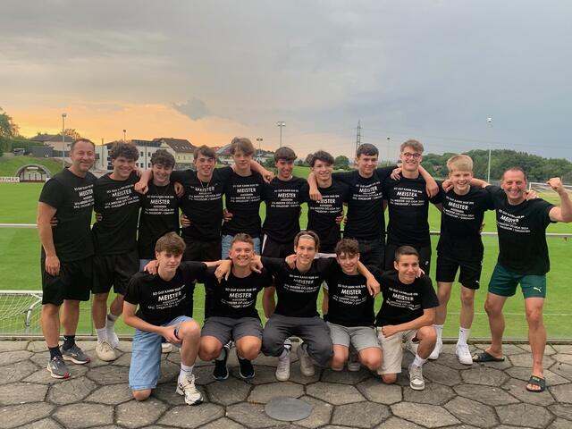 Die U16-Kicker aus Ohlsdorf und Gmunden feiern den Meistertitel. | Foto: Derflinger
