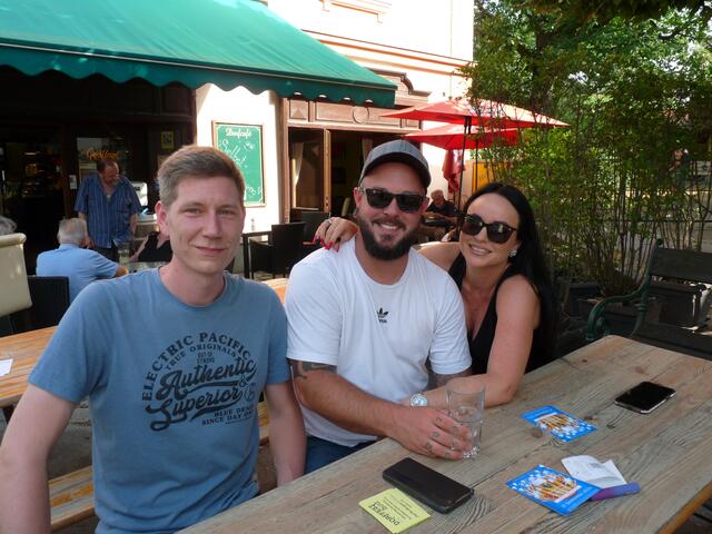 Manuel Kneissl, Patrick Cink und Jasmin Fischer im Dorfcafe.