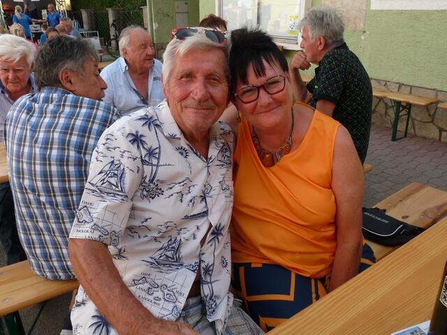Heinrich Hatzl-Werner und Angela Leutl hatten viel Spaß beim Dorffest.