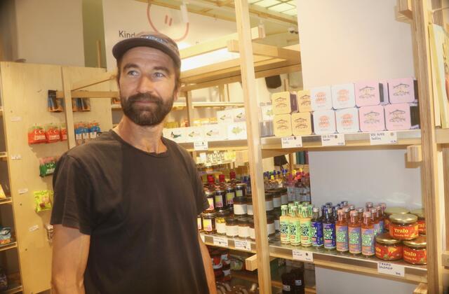 Johnny Huemer ist stolz auf seine "Helden", die vielen kleinen, unabhängigen Produzenten mit ihren tollen Produkten  | Foto: Ulrike Kozeschnik-Schlick