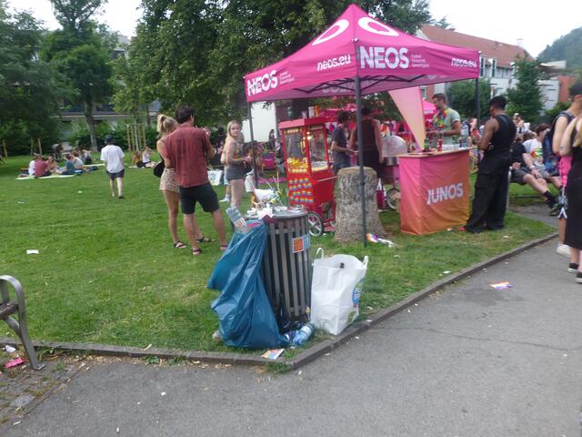 Abfalltechnische Impressionen vom Parkfest, das im Grazer Volksgartenpark, den Schlusspunkt vom ,Pride Month 2024" in der Ökostadt Graz setzte.
Die Themen ordentliche Abfallensorgung und "gscheit Feiern" dürften bei den Neos noch nicht bekannt sein...