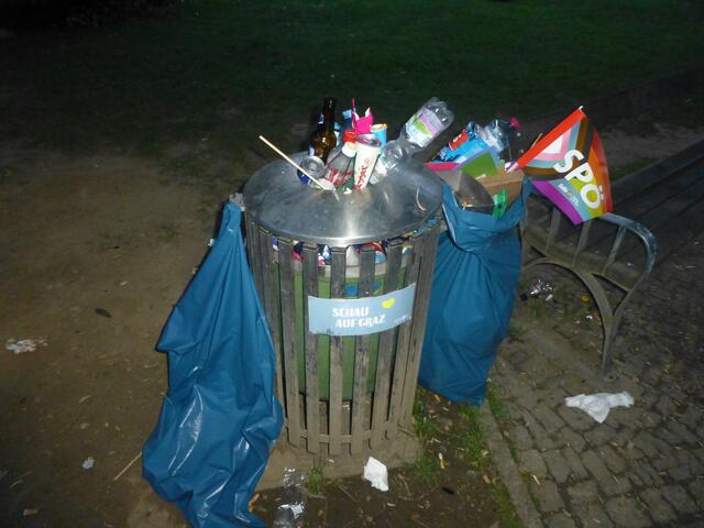 Einer von vielen übervollen Mistkübeln.
Wervolle Rostoffe wie Glas, Aluminium und div. Plastiksorten werden als Restmüll entsorgt.
