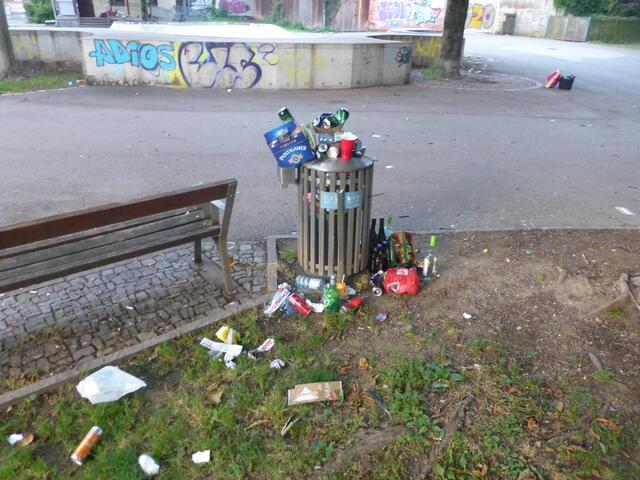 Einer von vielen übervollen Mistkübeln.
Wervolle Rostoffe wie Glas, Aluminium und div. Plastiksorten werden als Restmüll entsorgt.