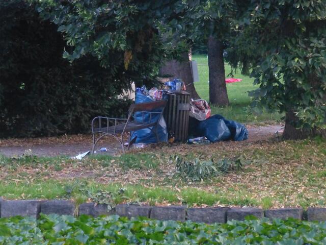 Einer von vielen übervollen Mistkübeln.
Wervolle Rostoffe wie Glas, Aluminium und div. Plastiksorten werden als Restmüll entsorgt.
