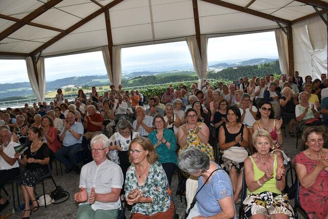 "Heilkraft des Wassers" - Ausstellung im Burgturm Burg Kreuzen eröffnet. Ausstellung ist geöffnet  Montag bis Sonntag 11 bis 20 Uhr. Eintritt frei.  Bild: Konzert der Camerata Medica Wien.  | Foto: Robert Zinterhof