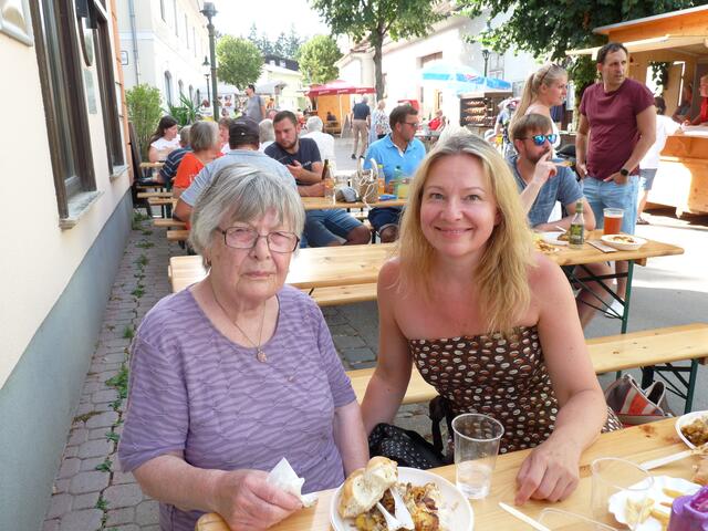 Leopoldine Deimel und Sabine Warschitz beim Dorffest.