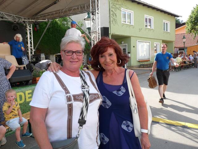 Monika Chaloupka und Margit Hoyer besuchen schon seit vielen Jahren das Dorffest. 
