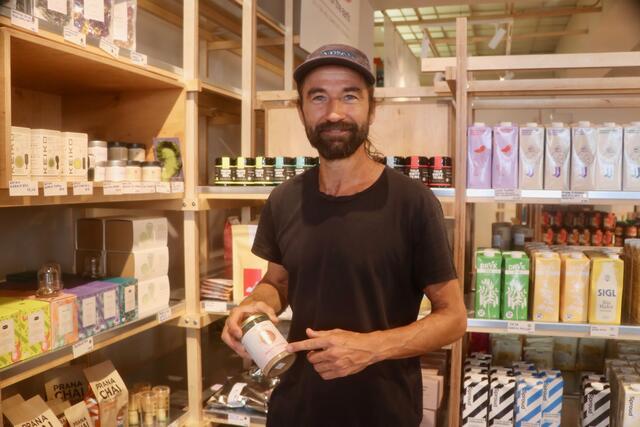 Johnny Huemer ist stolz auf seine "Helden", die vielen kleinen, unabhängigen Produzenten mit ihren tollen Produkten  | Foto: Ulrike Kozeschnik-Schlick