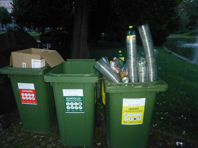 Am Tag danach zwischen 8 und 6 Uhr am Morgen...
Wegwerfpalstikbecher statt Pfandbecher - Graz ist Ökostadt!