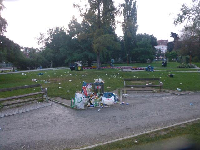 Einer von vielen übervollen Mistkübeln.
Wervolle Rostoffe wie Glas, Aluminium und div. Plastiksorten werden als Restmüll entsorgt.