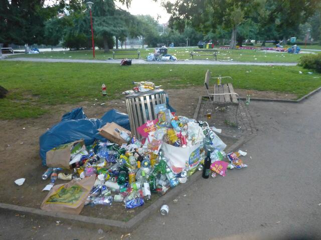 Einer von vielen übervollen Mistkübeln.
Wervolle Rostoffe wie Glas, Aluminium und div. Plastiksorten werden als Restmüll entsorgt.