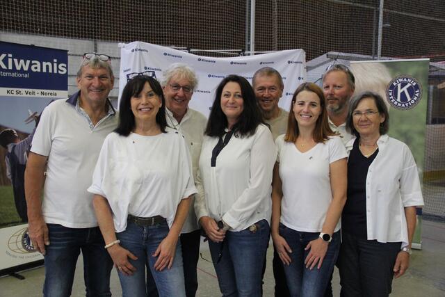 Die engagierten Kiwanier und Kiwanierinnen hatten alle Hände voll zu tun: Thomas Feichter, Eva Feichter, Präsidentin elect, Richi Ache, Michaela Dossi, Schatzmeisterstellvertreterin, Walter Petschnig, Schatzmeister, Lisa Marie Jaritz, Präsidentin, Franz Jost, Christine Petschnig-Rauchenwald, Sekretärin (von links) | Foto: Peter Pugganig