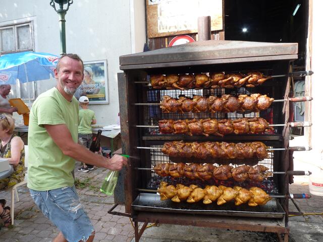 Florian Schober sorgte dafür, dass die Hendl saftig sind.