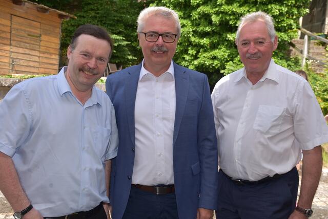 Die Ausstellung „Heilkraft des Wassers“ entstand auf Initiative der Stiftung Burg Kreuzen. Stifter sind die Gemeinde (Manfred Nenning), Tourismusverein (Leopold Schöller, links), Burgfreunde (Viktor Sigl, rechts).  | Foto: Robert Zinterhof