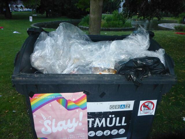 Typischer Restmüll beim CSD-Parkfest 2024 im Grazer Volksgarten