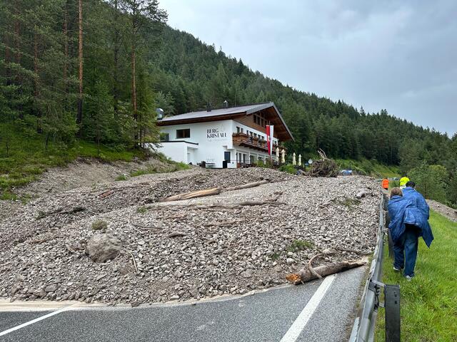 Die Mure verschüttete die Achenseestraße. | Foto: ZOOM.TIROL