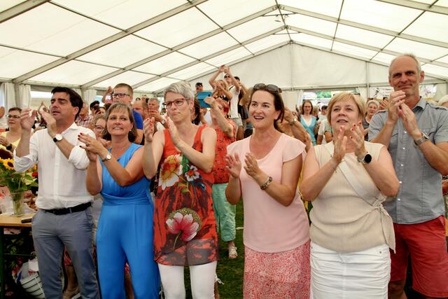 Landtagsabgeordneter Christian Gepp (links) und Bürgermeisterin Sabine Hopf waren von Marc Pirchen begeistert wie alle Gäst