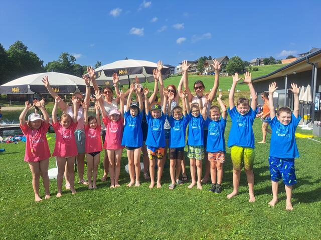 Die Kinder von Fit Fun Kiddy, dem jährlichen Bewegungsprojekt der SU Fischbach erhielten ihre Shirts - gesponsert von der Sportunion Fischbach