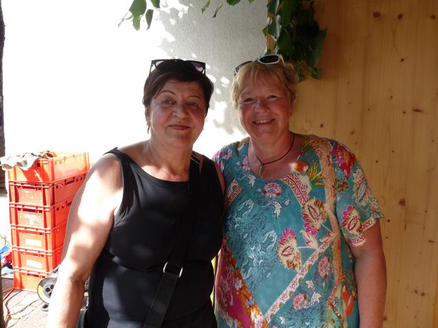 Jenny Flesch und Annemarie Starnberger beim Pfarrstand.