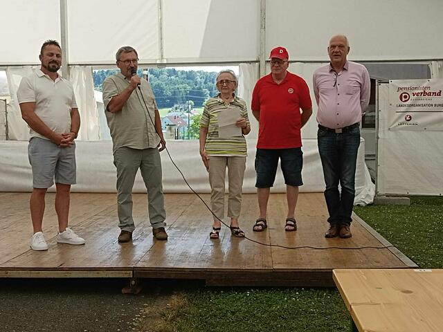 vlnr: Vizebürgermeister Christian Gurdet, Bürgermeister Franz Pelzmann, Pensionistenobfrau Maria Pelzmann, Bezirkspensionistenvorsitzender Herbert Hübner, Landtagsabgeordneter Wolfgang Sodl | Foto: Willi Gruidl