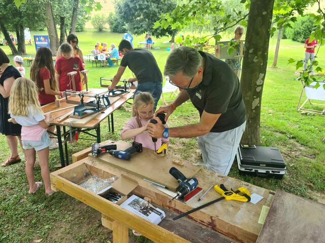Generationenfest in Riegersburg: Die Älteren brachten den Kleinen das Handwerk näher. | Foto: Marktgemeinde Riegersburg