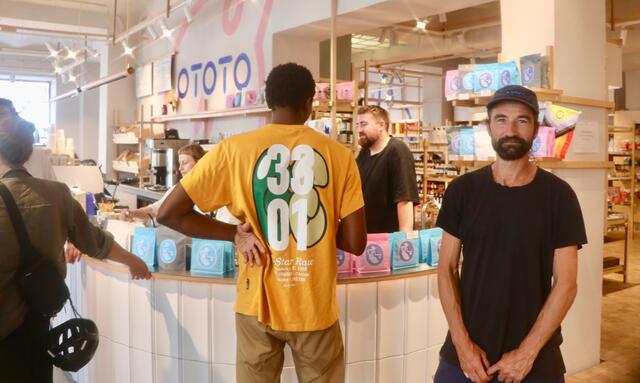 Johnny Huemer an der schönen Bar des "Ototo" - beliebter Treffpunkt nach dem Einkaufen. | Foto: Ulrike Kozeschnik-Schlick
