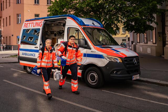 Die Verletzten wurden von der Berufsfeuerwehr vor Ort unfallmedizinisch versorgt, eine Frau musste anschließend ins Krankenhaus gebracht werden. | Foto: Berufsrettung Wien (Symbolbild)