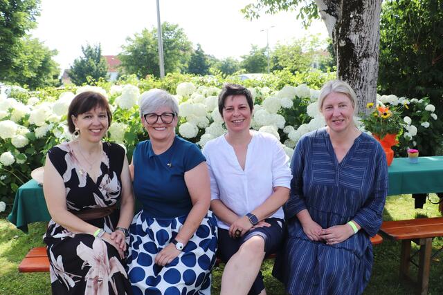 Anneliese Kollegger-Steger (2.v.l) mit den VP-Frauen Christa Modl, Tanja Venier und Helene Ruhmer vor den üppig blühenden Hortensien im Park Kirchengasse.  | Foto: Edith Ertl