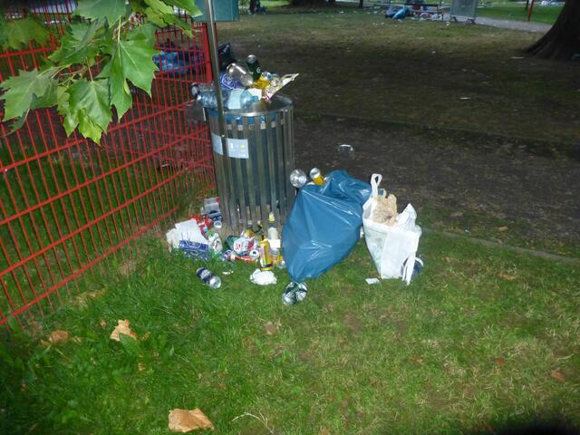 Einer von vielen übervollen Mistkübeln.
Wervolle Rostoffe wie Glas, Aluminium und div. Plastiksorten werden als Restmüll entsorgt.