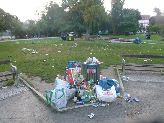 Eines von über hundert Fotos über das Abfallaufkommen und die Abfallentsorgung beim großen Parkfest im Grazer Volksgarten, 
das der Schlusspunkt vom ,,Pride Month 2024" in der Ökostadt Graz war